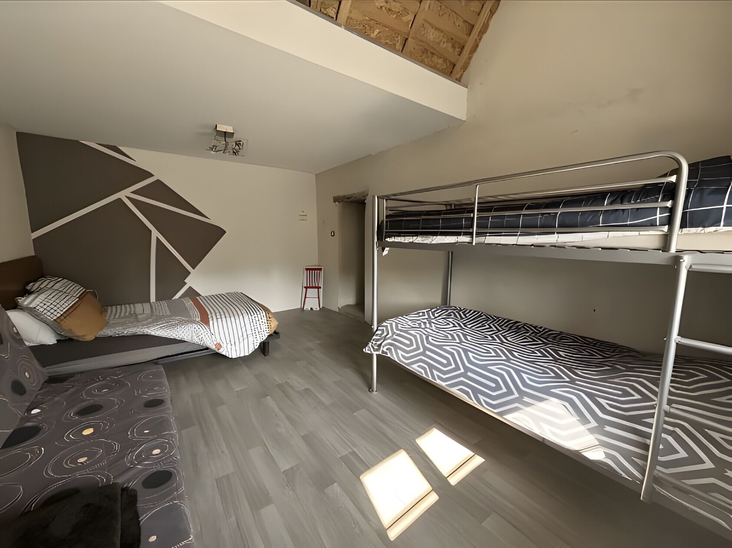 4 bedrooms, iron/ironing board, bed sheets