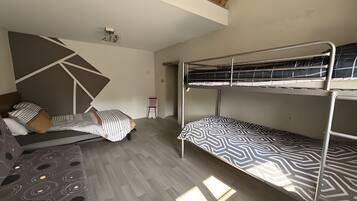 4 dormitorios, tabla de planchar con plancha, ropa de cama