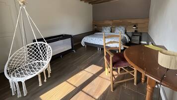 4 makuuhuonetta, silitysrauta/-lauta, vuodevaatteet