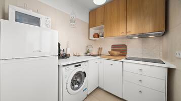 KylskÄp, mikrovÄgsugn, spishÀll och diskmaskin