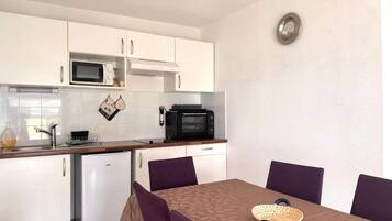 Lemari es, microwave, ketel listrik, dan pemanggang roti