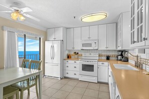 Cafetière-théière, réfrigérateur, four à micro-ondes, lave-vaisselle