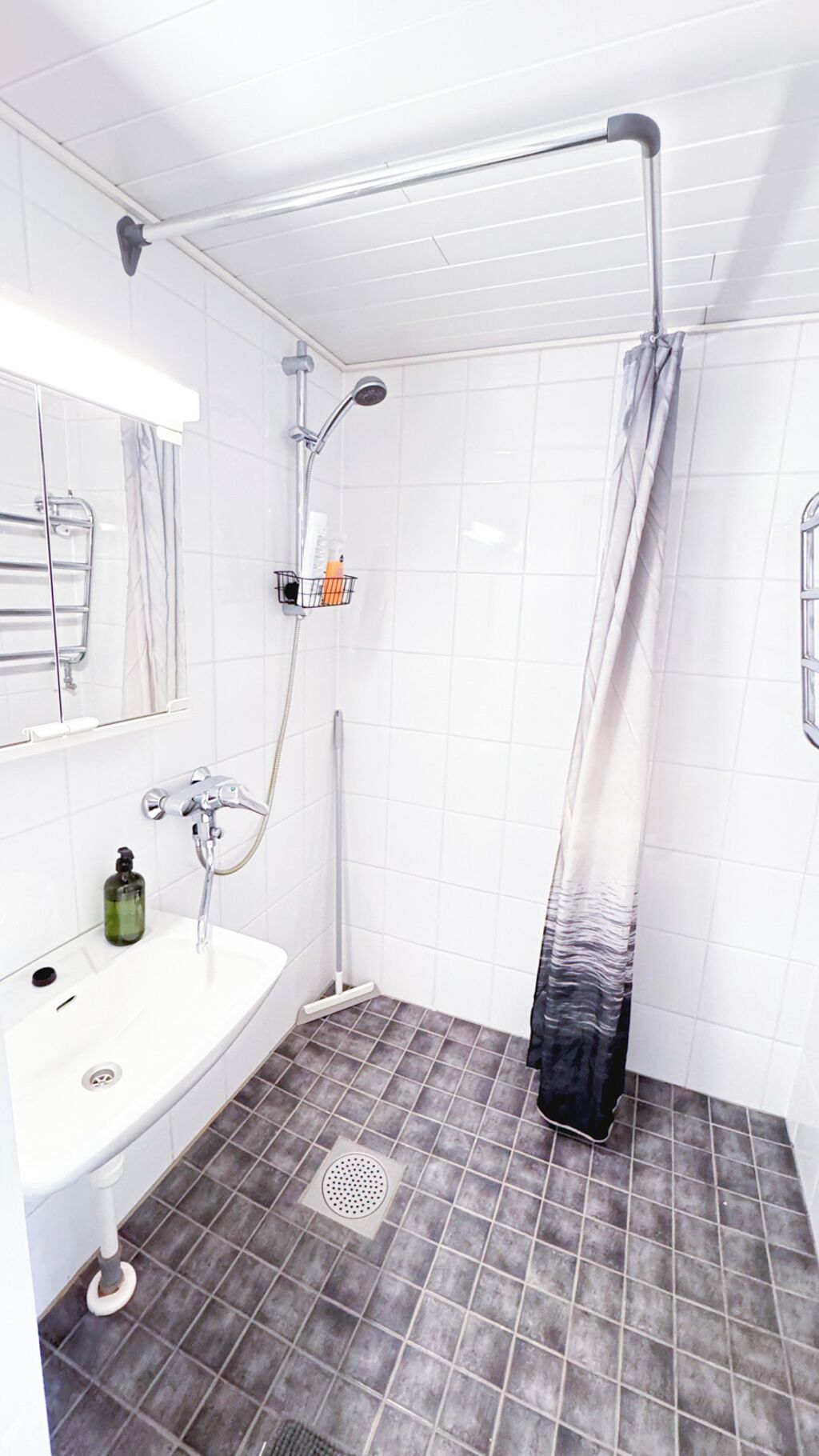 Regadera, secadora de cabello, bidet, toallas 