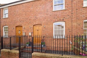 Exterior - Host & Stay | Aurora (Deal)