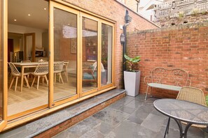 Outdoor dining - Host & Stay | Aurora (Deal)