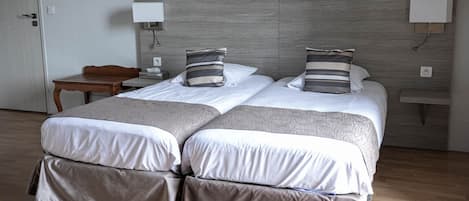 Superior Quadruple Room, Private Bathroom, City View | WiFi (free)