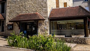 Unclassified image, 5 of 16, button - Hotel de la Poste - Benjamin Linard  (Pouilly-en-Auxois)