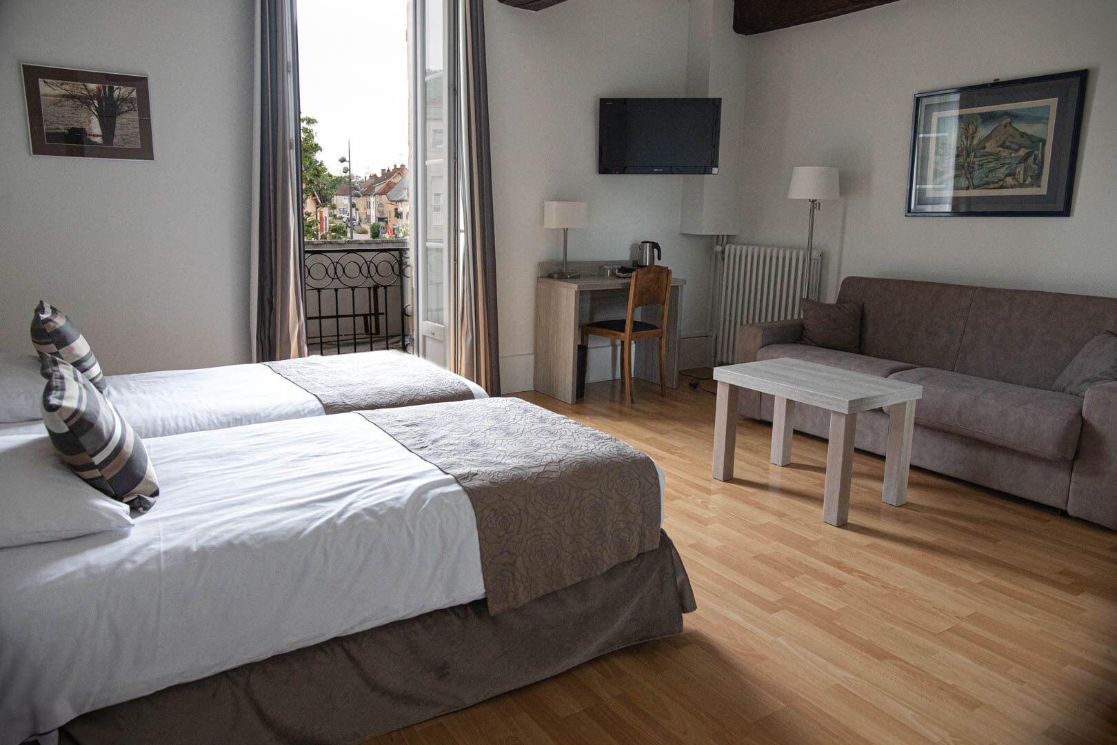 Superior Quadruple Room, Private Bathroom, City View