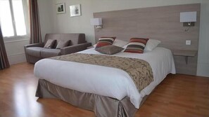 Superior Quadruple Room, City View | Free WiFi - Hotel de la Poste - Benjamin Linard  (Pouilly-en-Auxois)