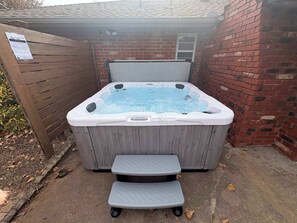 Bañera de hidromasaje al aire libre