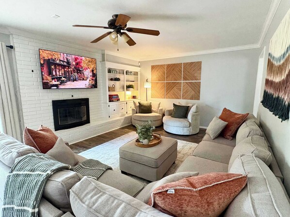 テレビ、書庫、書斎 / ワークスペース