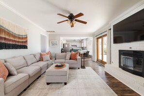 Televisión, libros y oficina 