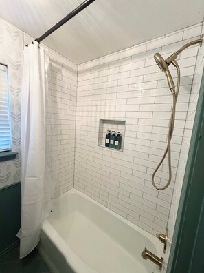 シャワー、ヘアドライヤー、タオル