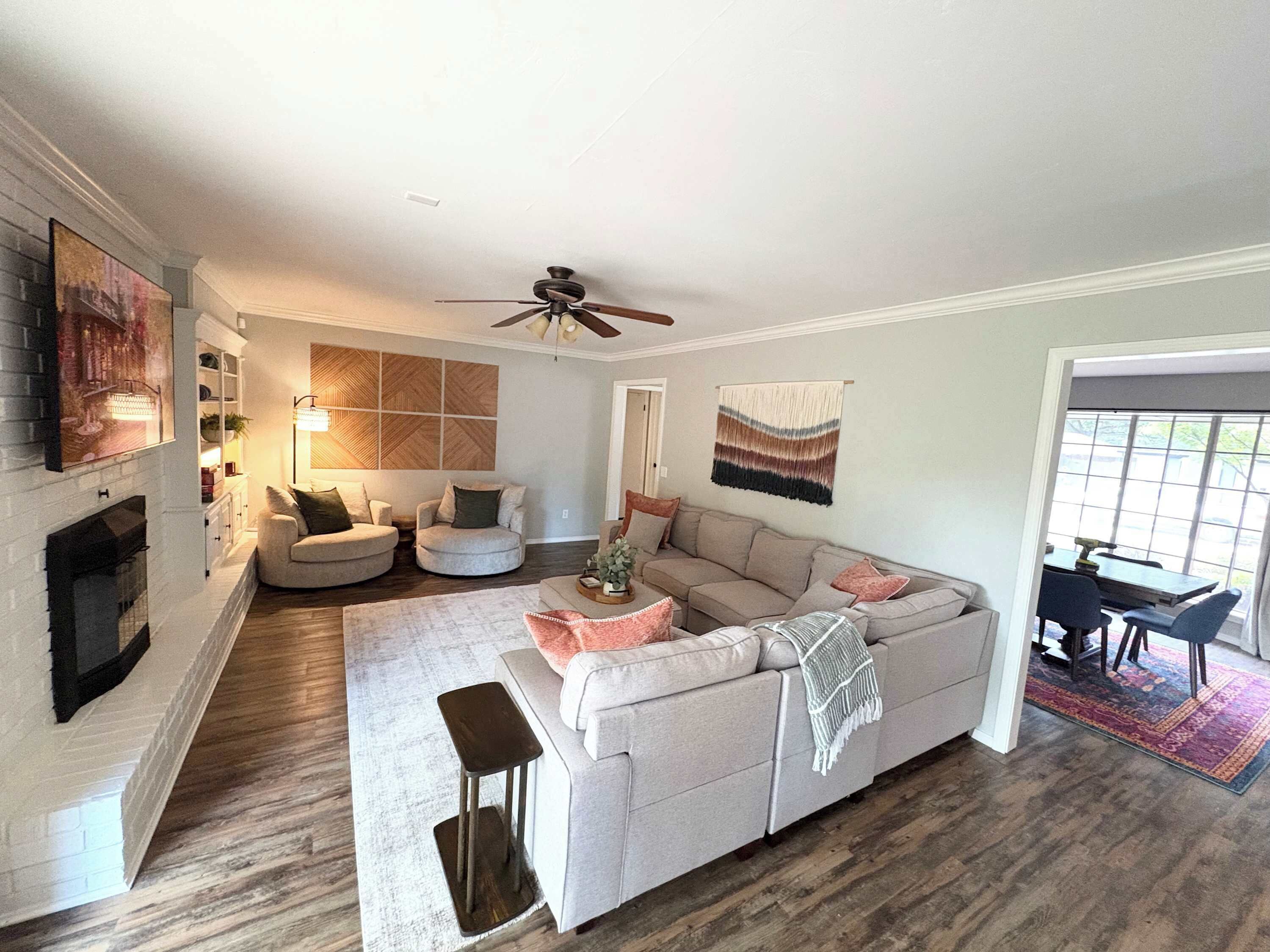 TV, bøker og kontorer