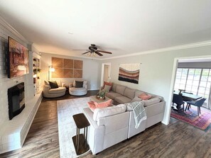 Télévision, livres, espaces bureaux