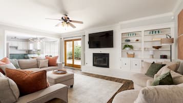 Fernseher, Bücher, Arbeitsbereiche