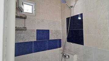 Artículos de tocador gratuitos, secador de pelo, pantuflas, toallas