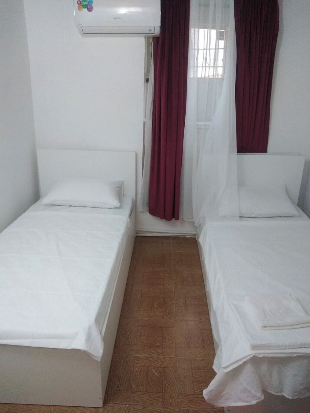 Safe på rommet, skrivebord og skrivebord for bærbar PC