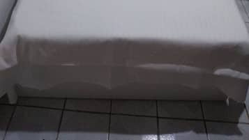 Caja de seguridad en la habitación y escritorio