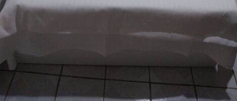 Caja de seguridad en la habitación y escritorio