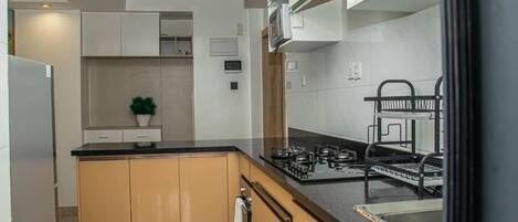 Refrigerador con freezer, microondas, horno, placa de cocina