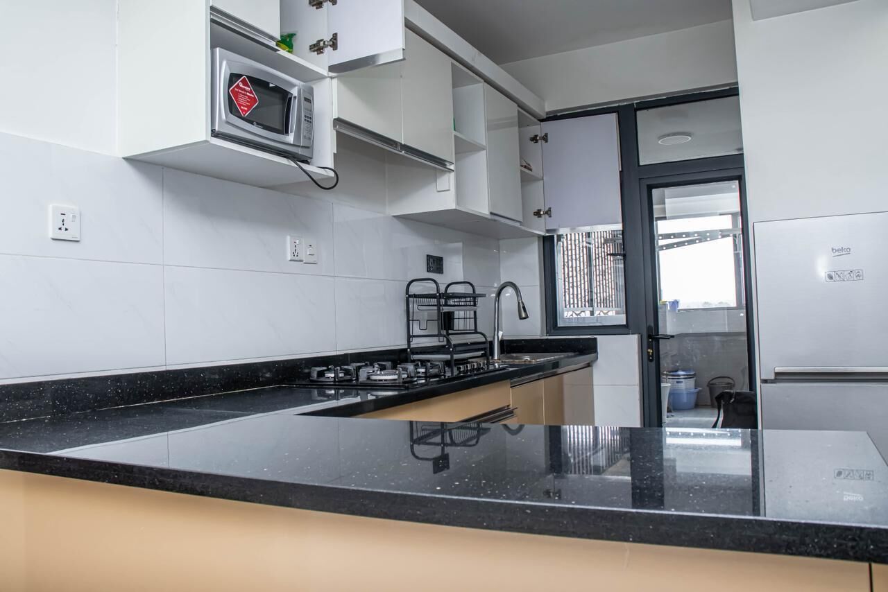 Täysikokoinen jääkaappi, mikroaaltouuni, uuni, liesi