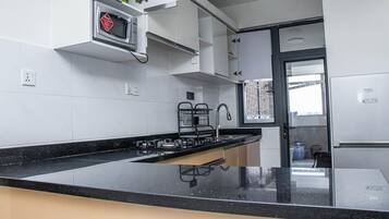 Full-sized fridge, microwave, oven, stovetop