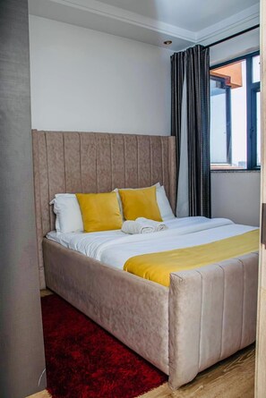 Apartamento clássico, sacada, vista para a cidade | Vista do quarto