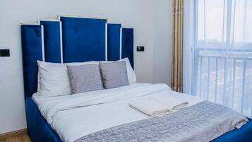 Departamento clásico, balcón, vista a la ciudad | Escritorio y espacio para trabajar con laptop