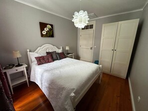 3 bedrooms, iron/ironing board, WiFi, bed sheets - Desterro House Apartment with Private Terrace, Wi-Fi and Air Conditioning (Angra do Heroísmo)