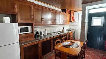 Kylskåp, mikrovågsugn, ugn och spishäll