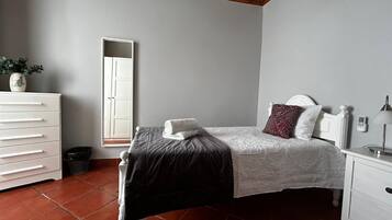 3 slaapkamers, een strijkplank/strijkijzer, wifi, beddengoed