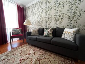 TV - Desterro House Apartment with Private Terrace, Wi-Fi and Air Conditioning (Angra do Heroísmo)