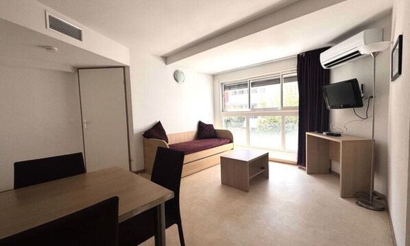 Living area - Apartment in Vernet-les-bains With Pool (Vernet-les-Bains)