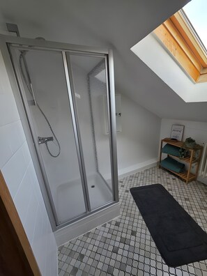 Een douche, een haardroger, handdoeken, toiletpapier