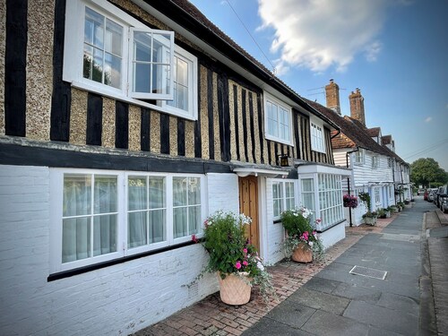 Detached first floor central Hartfield studio. A stone's throw from Pooh Corner!