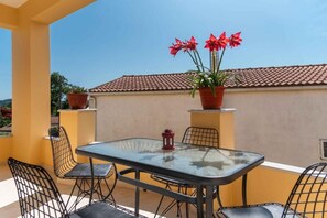 Appartement, 2 chambres, fumeur, balcon | Restauration en plein air