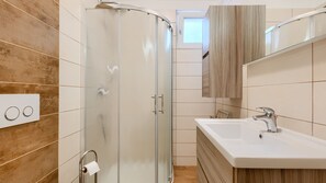 Douche, sĂšche-cheveux, serviettes fournies