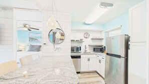 Mikrobølgeovn, kokeplater, oppvaskmaskin og kaffetrakter/tekoker