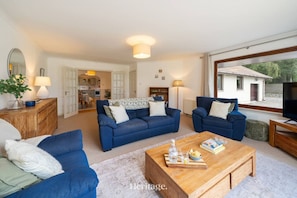 TV - Hillview, Self-Catering Holiday Home, Muir of Ord (Highland Council)