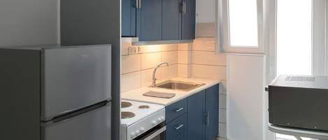 Refrigerador, microondas, placa de cocina, cafetera/tetera