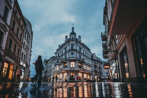 Historiallinen rakennus, jossa on klassinen arkkitehtuuri, keskeinen kupoli ja kello.
