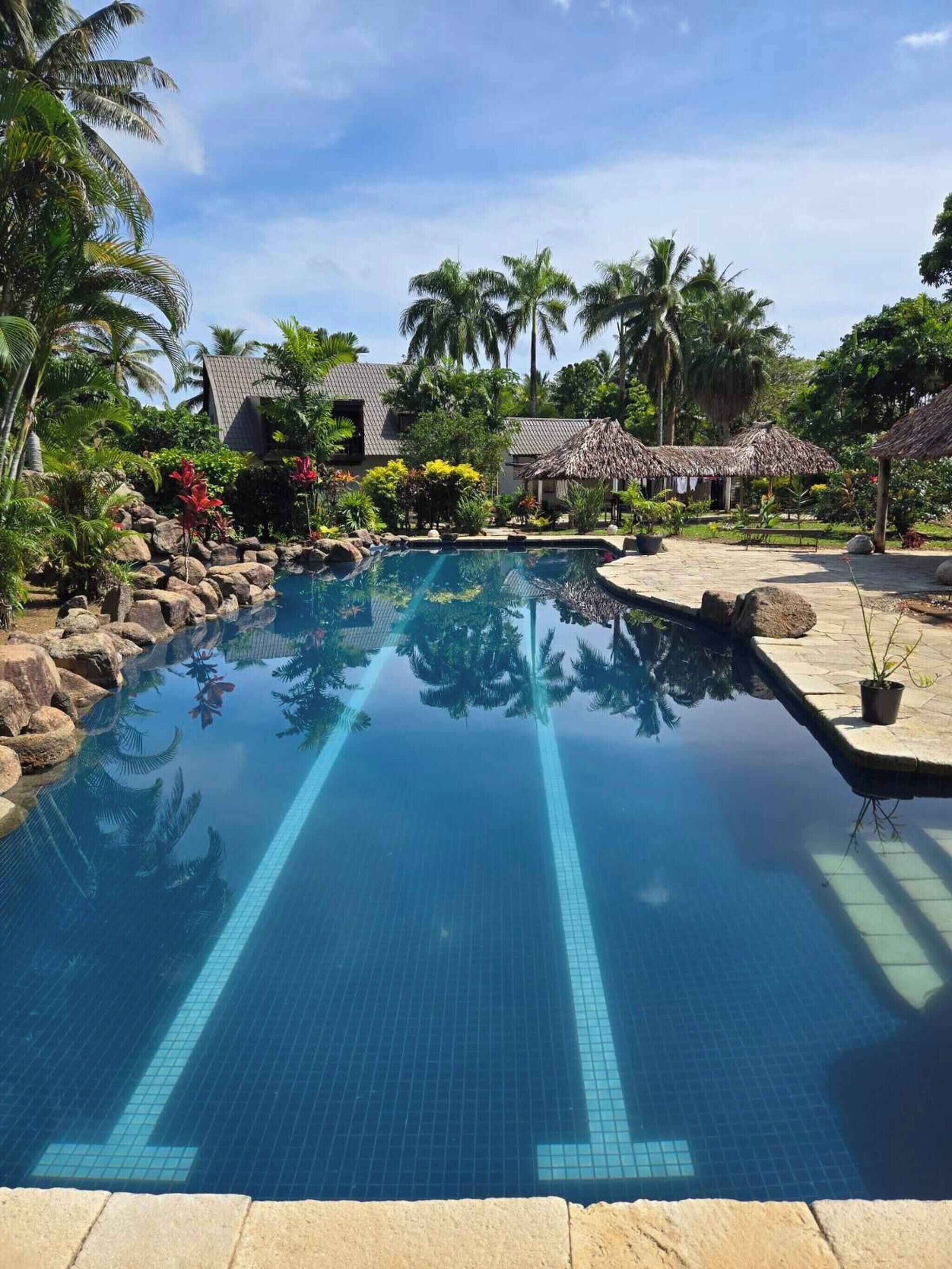 Huvila, 2 makuuhuonetta, parveke, näköala puutarhaan | Uima-allas | Ulkouima-allas