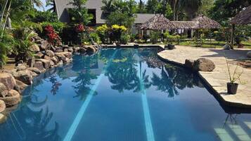 Huvila, 2 makuuhuonetta, parveke, näköala puutarhaan | Uima-allas | Ulkouima-allas