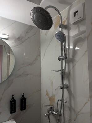 Haartrockner, Handtücher, Seife, Toilettenpapier