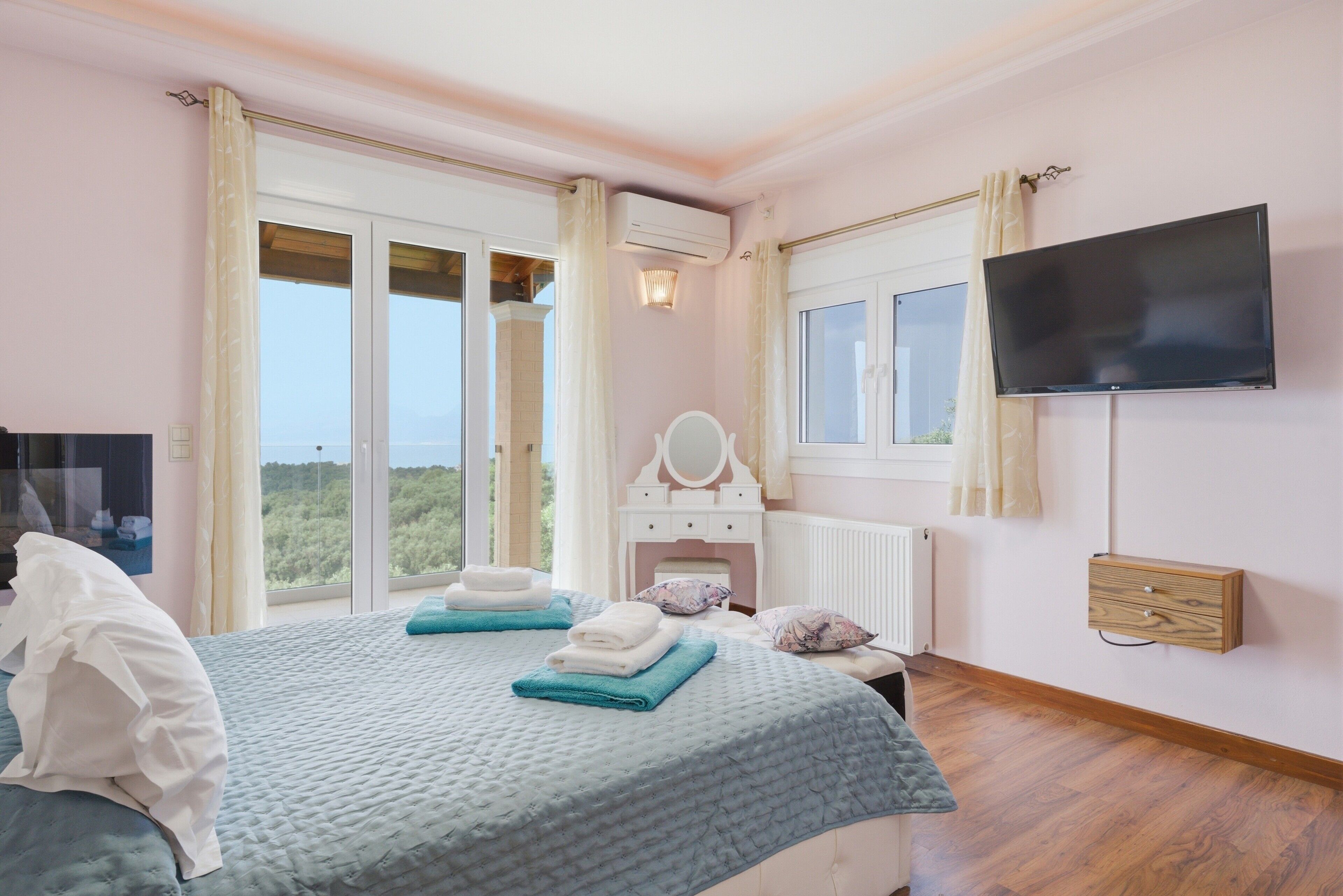 4 bedrooms, iron/ironing board, WiFi, bed sheets