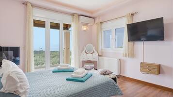 4 bedrooms, iron/ironing board, WiFi, bed sheets