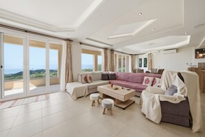 TV, fireplace - Villa 'Sarakinos' with Sea View, Wi-Fi, and Air Conditioning (Kriniás)