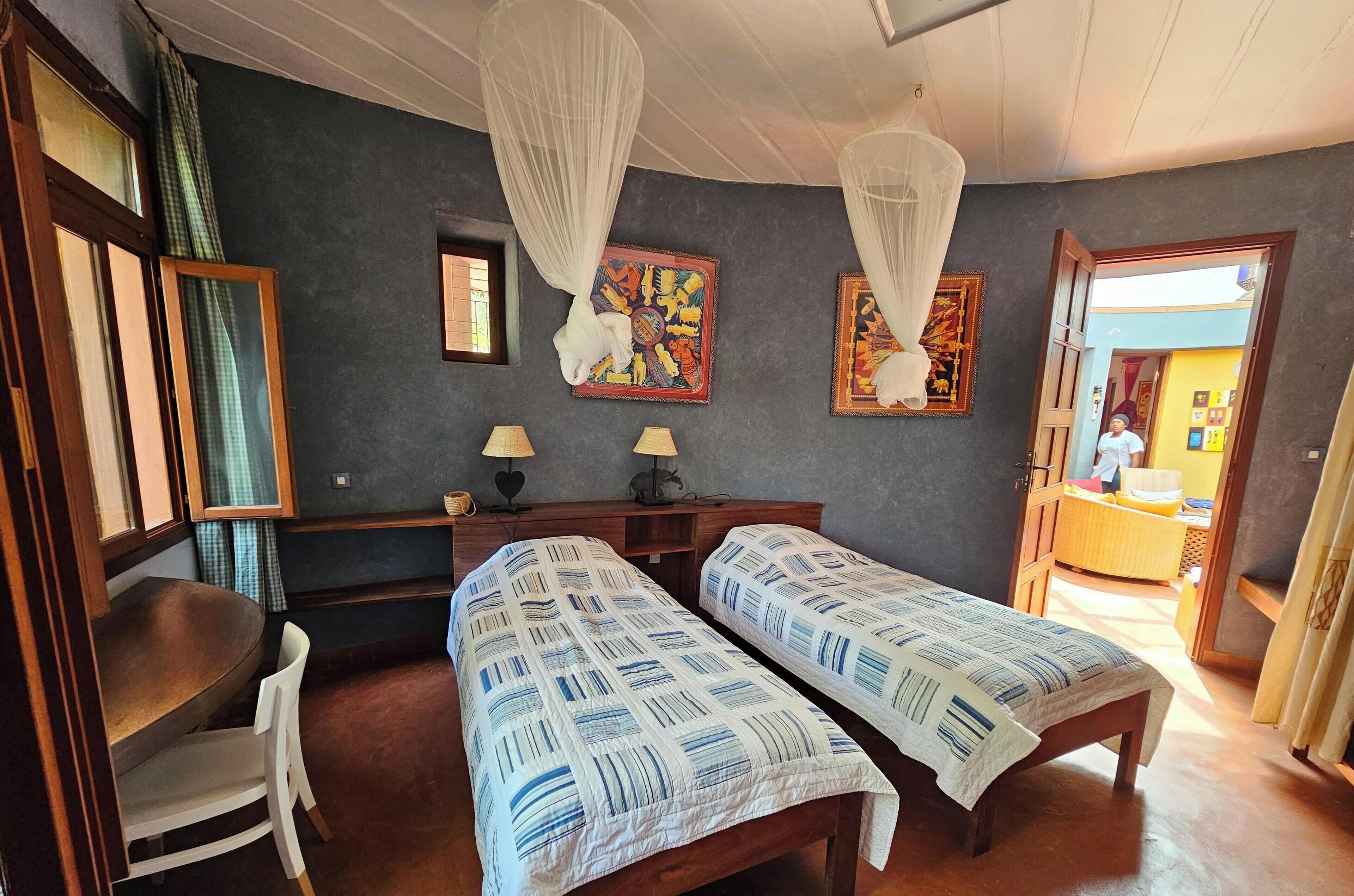 Standaard Twin kamer | Een bureau, een laptopwerkplek, gratis wifi