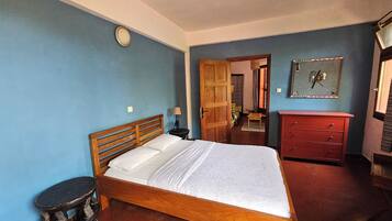 Schreibtisch, laptopgeeigneter Arbeitsplatz, kostenloses WLAN